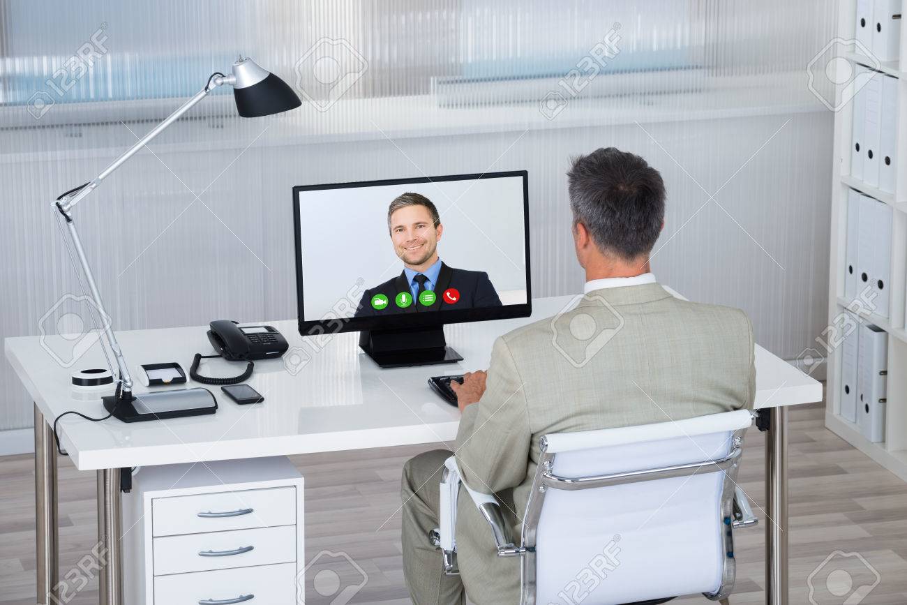 Rückansicht Des Videokonferenzen Mit Geschäftsmann Partner Auf ... Rückansicht Des Videokonferenzen Mit Geschäftsmann Partner Auf ...