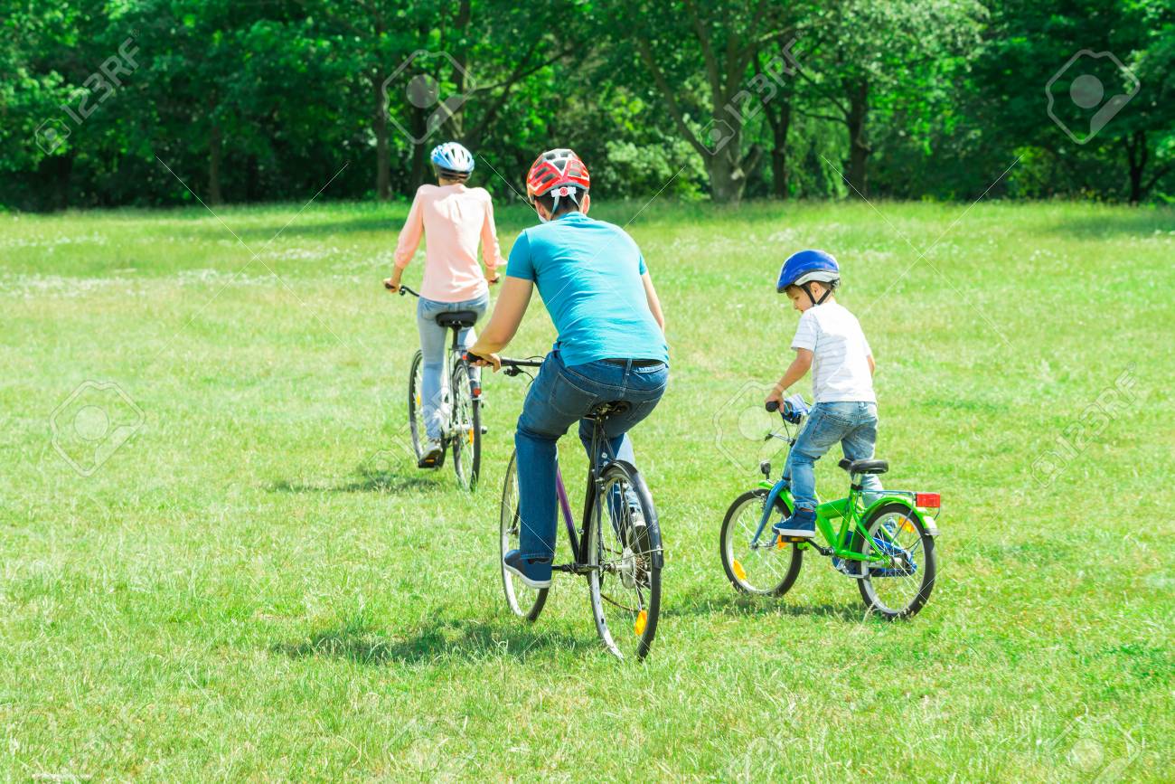 自転車に乗って公園に緑の草家族の後姿 の写真素材 画像素材 Image 自転車に乗って公園に緑の草家族の後姿 の写真素材 画像素材 Image