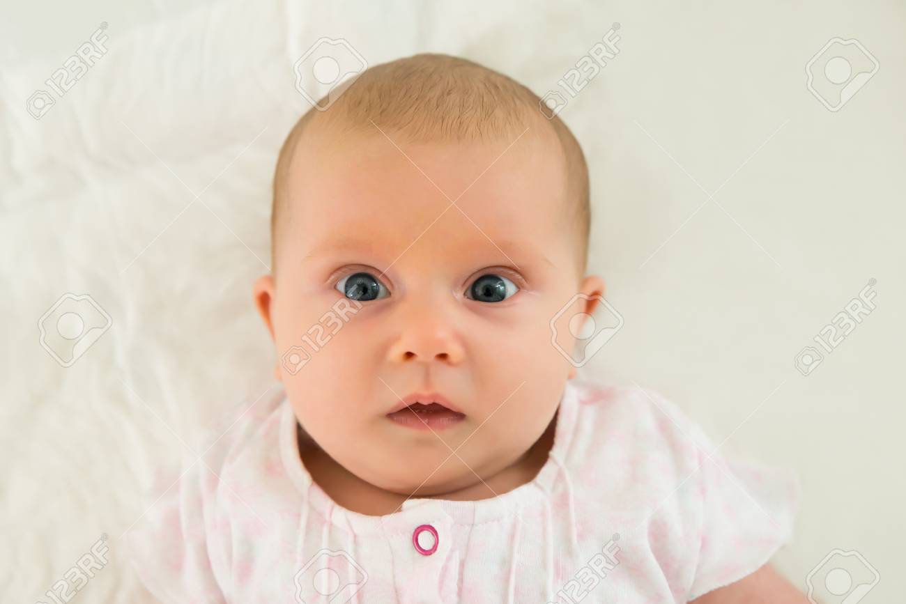 白い毛布に無邪気な子供の肖像画 の写真素材 画像素材 Image 白い毛布に無邪気な子供の肖像画 の写真素材 画像素材 Image