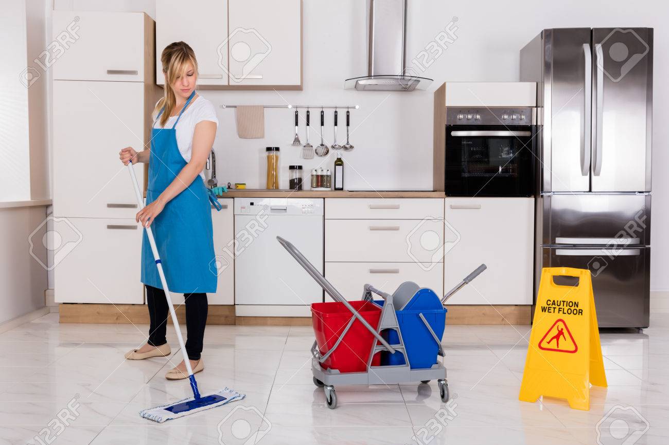 reinigung service maid mit mop zu reinigen küche boden zu hause