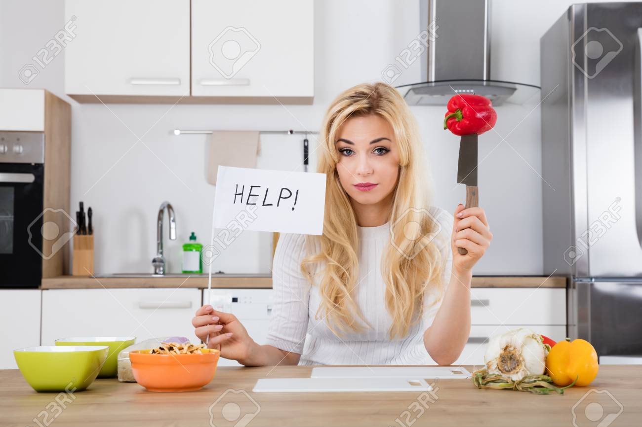 Frustrierte Frauen Holding Hilfe Flagge Fur Essen Zubereiten In