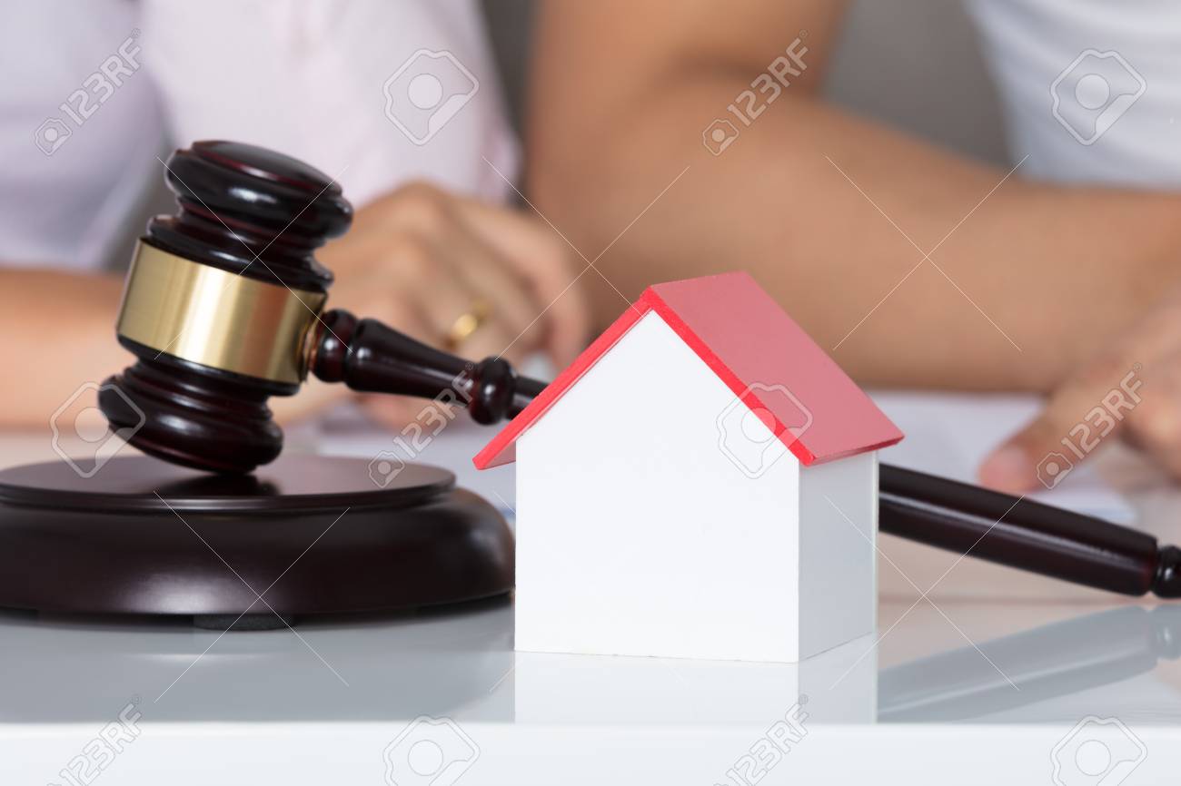 Paare Die Diskussion Uber Eigentum Nach Scheidung Hinter Haus