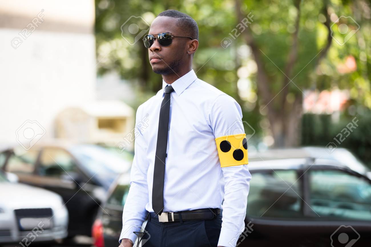 黄色の腕章と屋外に立ってサングラスを身に着けている盲目の男の肖像 の写真素材 画像素材 Image 7016