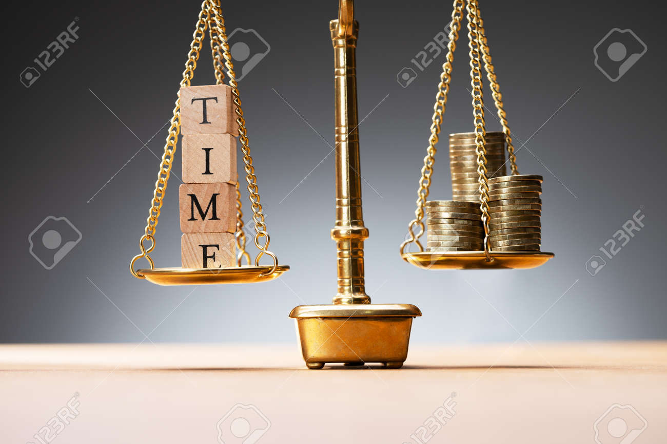 お金のバランスを取り、コインを大規模に計量するの写真素材・画像素材 Image 181717184