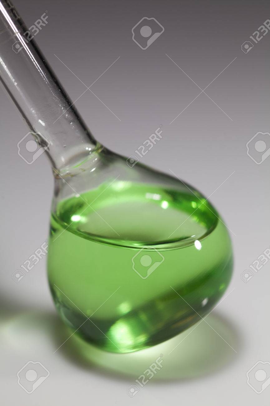 緑色の液体が入った試験管化学のマクロ画像 の写真素材 画像素材 Image
