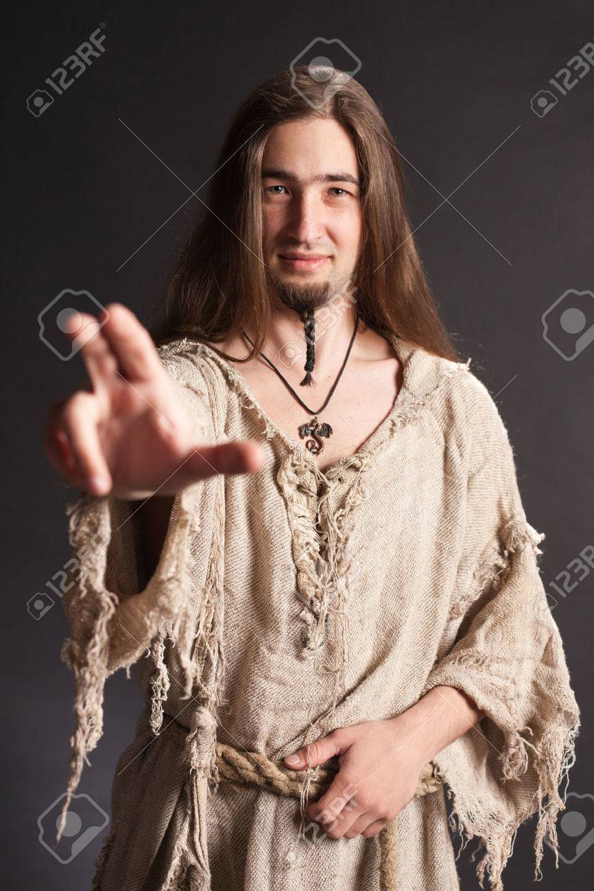 長髪の男前な男性がジェスチャー祝福 の写真素材 画像素材 Image