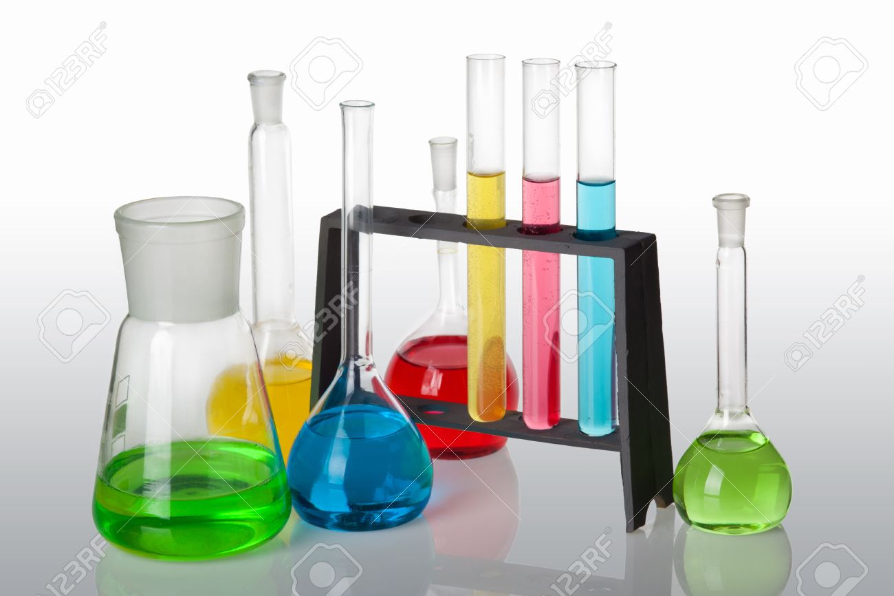 Ensemble De Chimie Avec Des Tubes A Essai Flacons Et Becher Rempli De Liquide Multicolores Isoles Sur Fond Blanc Banque D Images Et Photos Libres De Droits Image 24588863