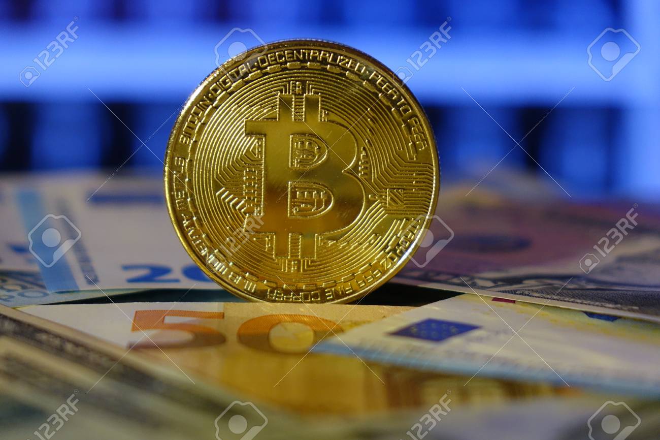 Cambio De Bitcoin A Dólar Y Euro. Criptomoneda Bitcoin Gold. Negocio  Virtual. Sobre Un Fondo Azul. Fotos, retratos, imágenes y fotografía de  archivo libres de derecho. Image 94445957