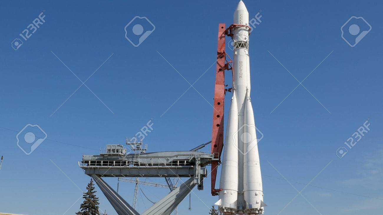 晴れた日に発射台上のロケット ボストーク の写真素材 画像素材 Image