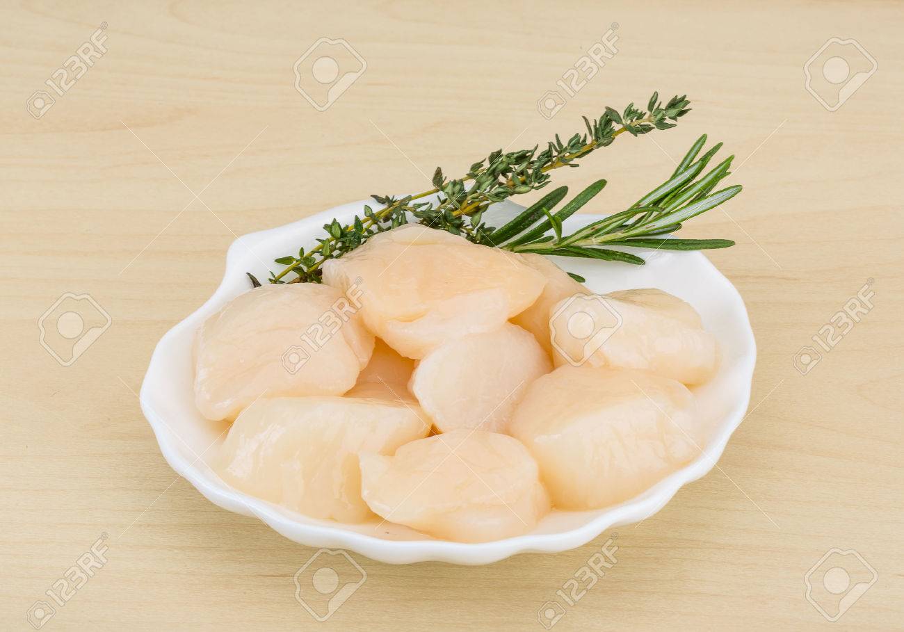 ホタテの生ローズマリー 調理の準備ができて の写真素材 画像素材 Image