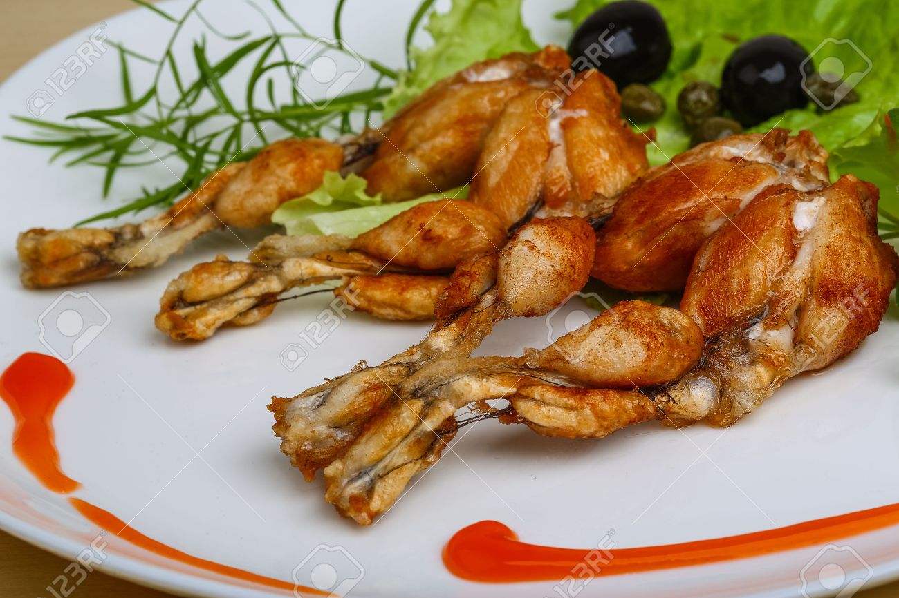 Gebratene Froschschenkel Mit Krautern Auf Dem Holz Hintergrund Lizenzfreie Fotos Bilder Und Stock Fotografie Image 43606937