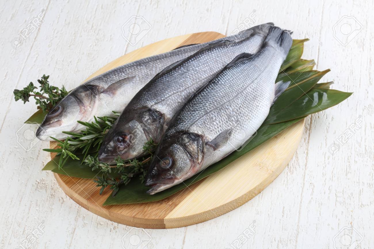 タイム ローズマリー 生シーバス魚 の写真素材 画像素材 Image