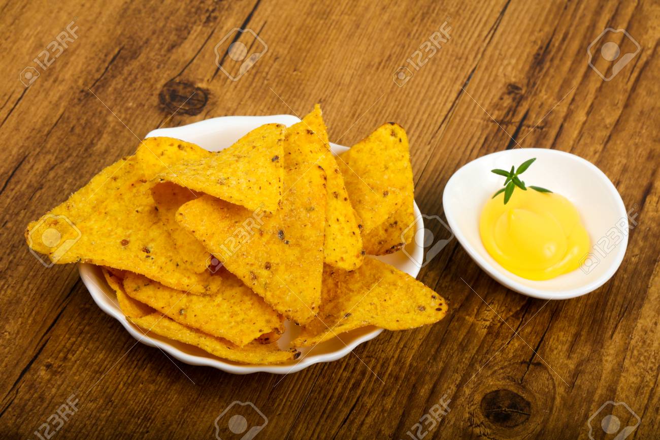 ナチョス チーズ ソース添え の写真素材 画像素材 Image