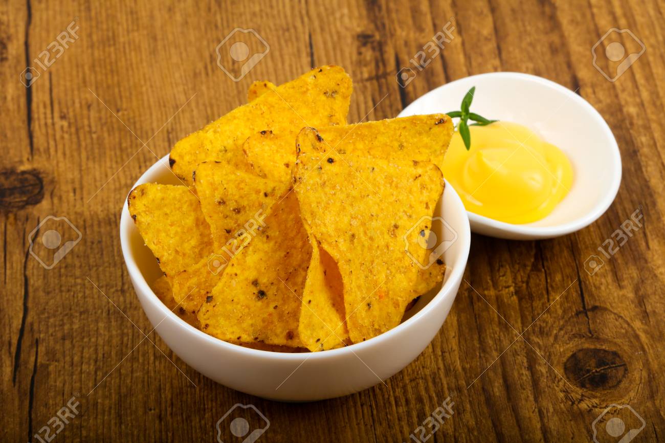 ナチョス チーズ ソース添え の写真素材 画像素材 Image