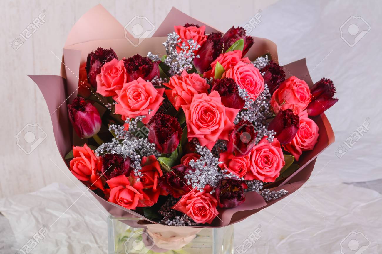 他の花と新鮮なバラの花束 の写真素材 画像素材 Image