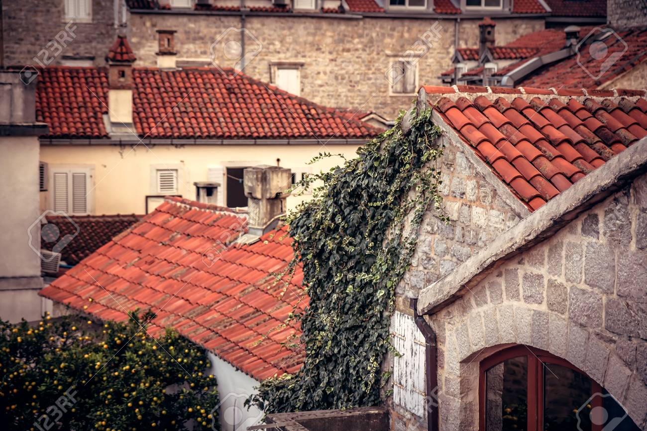 レトロなビンテージ スタイルのアンティークな外観を持つオレンジ色の瓦屋根の古いヨーロッパの都市の古代建物のファサード の写真素材 画像素材 Image レトロなビンテージ スタイルのアンティークな外観を持つオレンジ色の瓦屋根の古いヨーロッパの都市の古代建物のファサード の写真素材 画像素材 Image
