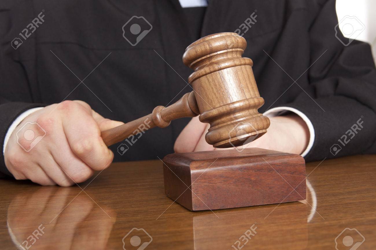 裁判官 審判のハンマーとの司法ローブの男 の写真素材 画像素材 Image 裁判官 審判のハンマーとの司法ローブの男 の写真素材 画像素材 Image