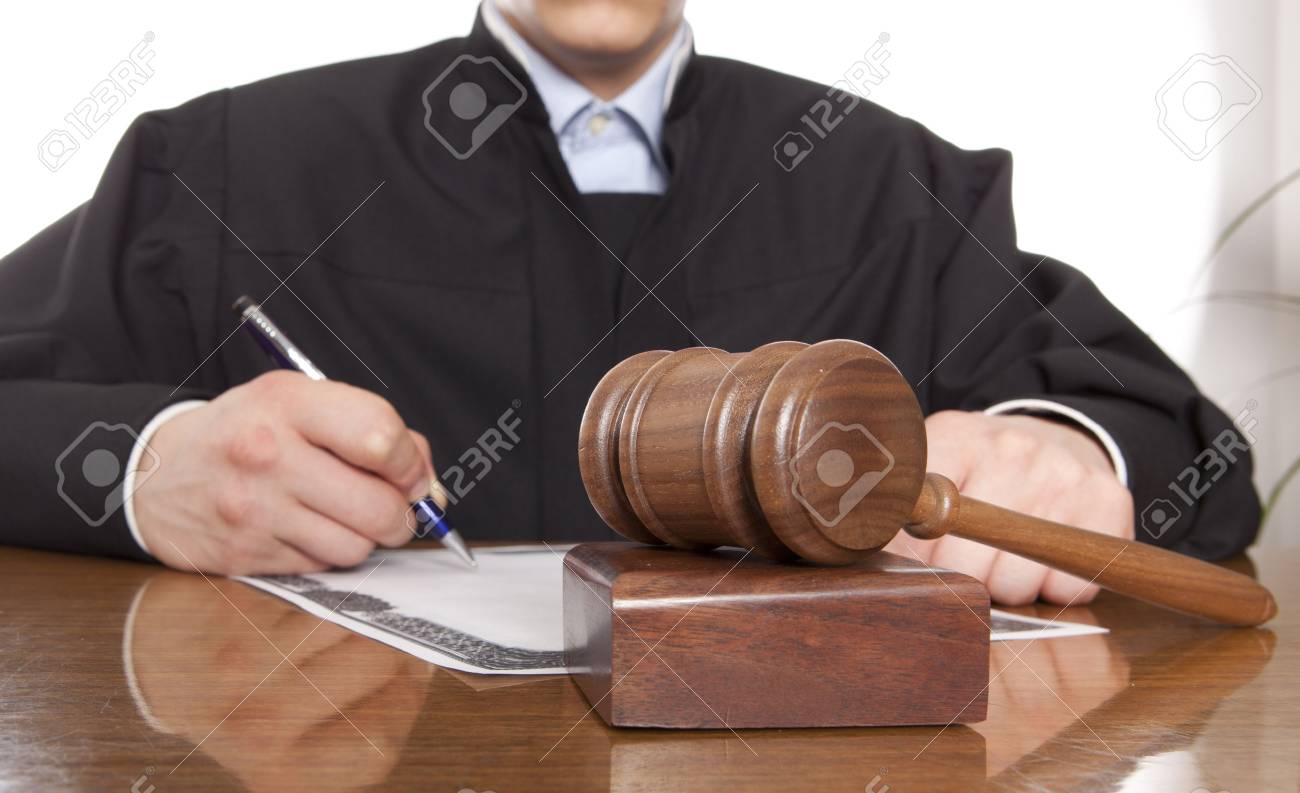 裁判官の審判のハンマーとの司法ローブの男 の写真素材 画像素材 Image 裁判官の審判のハンマーとの司法ローブの男 の写真素材 画像素材 Image