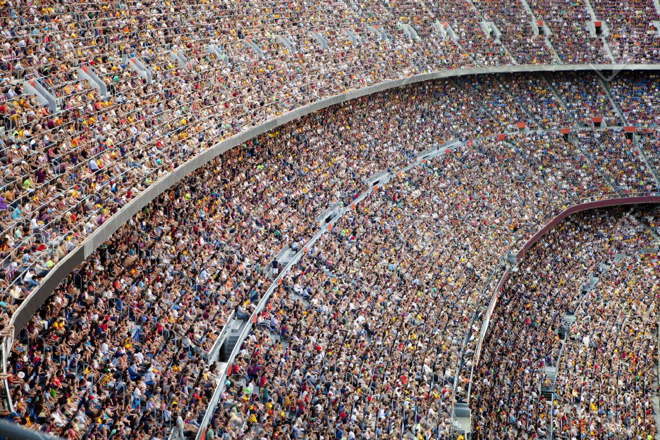 Los aficionados en el gran estadio de fútbol Foto de archivo - 33445047 Los aficionados en el gran estadio de fútbol Foto de archivo - 33445047