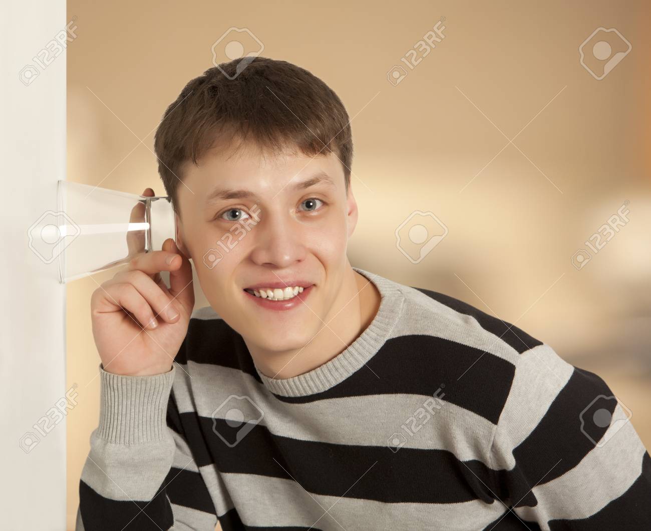 50312473-cuckold-konzept-man-spionage-du