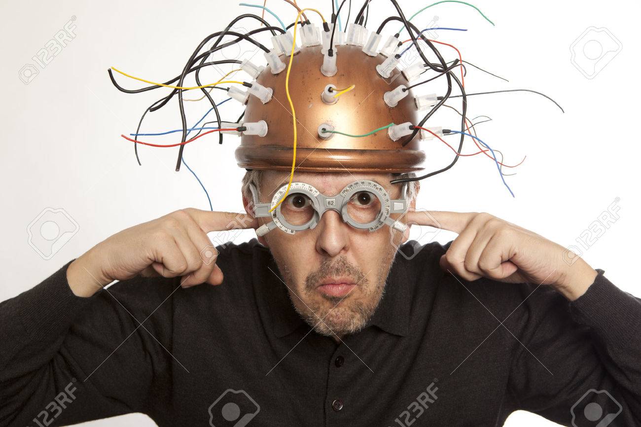 безумный изобретатель. сумасшедший изобретатель. сумасшедший изобретатель. стимпанк дед. человека в шапочке для изучения мозга.