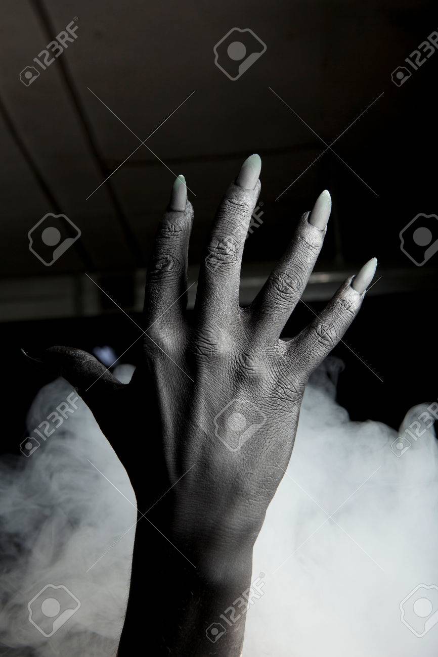 壁の背景に悪魔の黒い手 ホラー コンセプト の写真素材 画像素材 Image