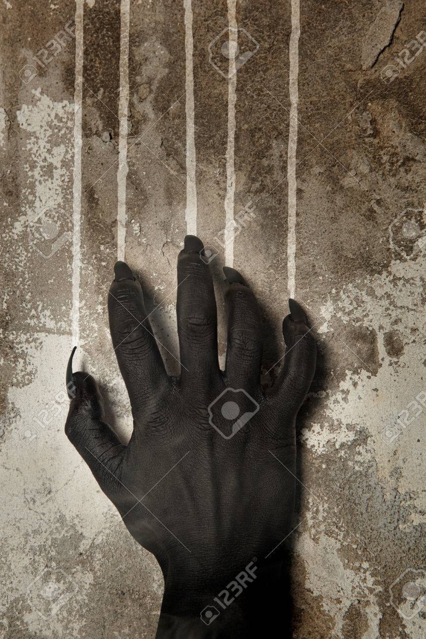 壁の背景に悪魔の黒い手 ホラー コンセプト の写真素材 画像素材 Image