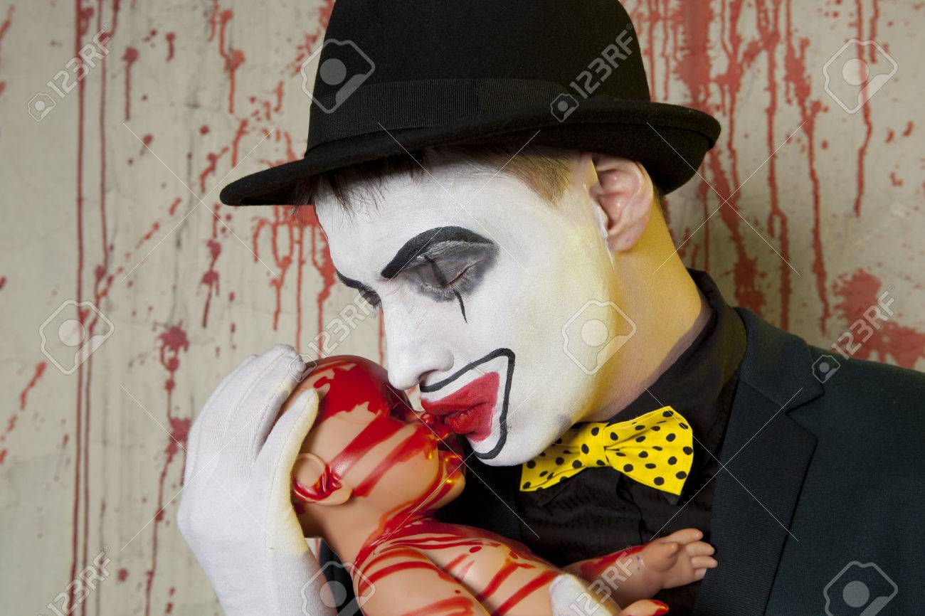 血人形で遊んで怖い悪ピエロ の写真素材 画像素材 Image