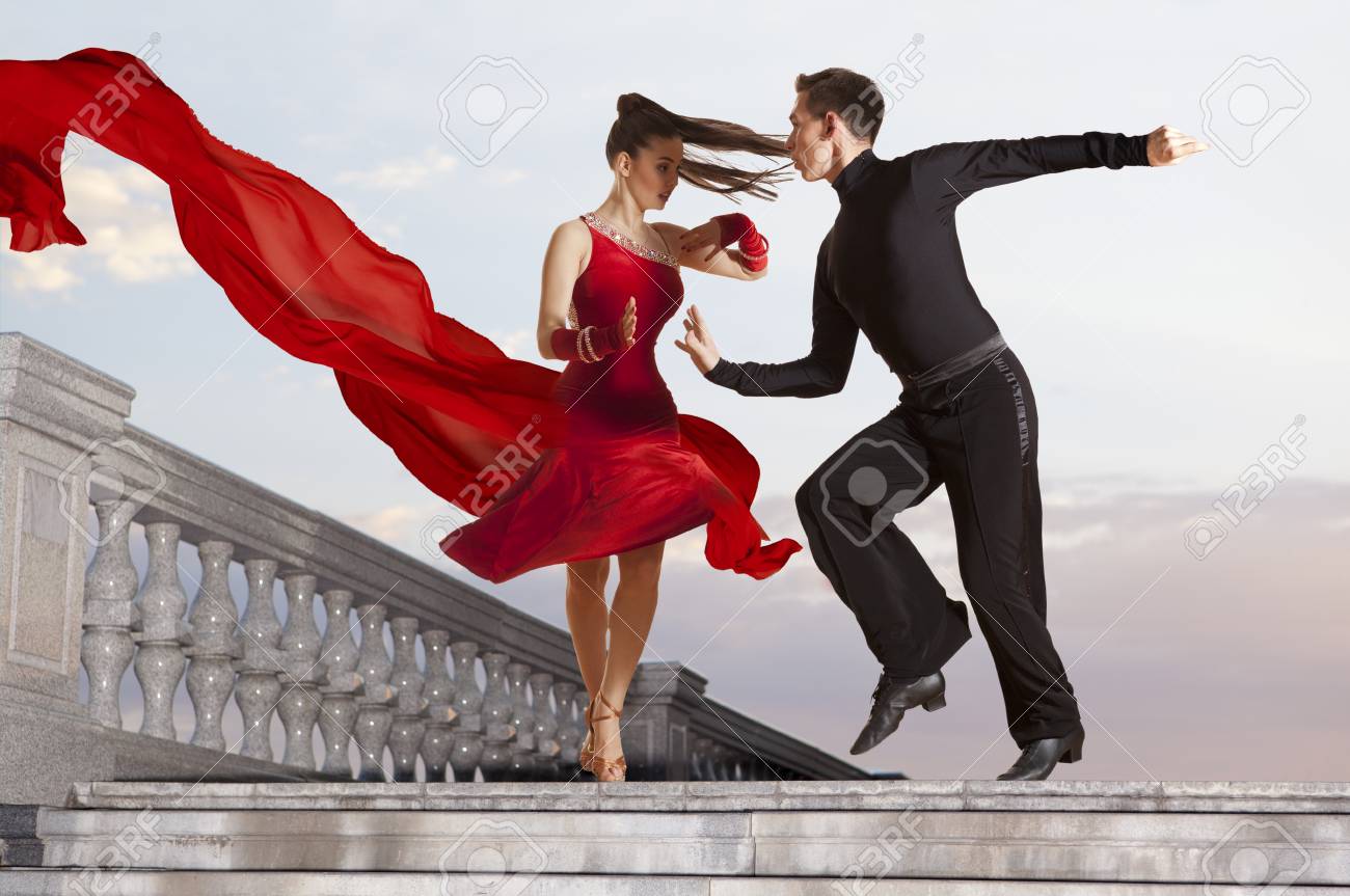 空を背景に舞踏室を踊るダンサーのペアの写真素材・画像素材 Image 81794992