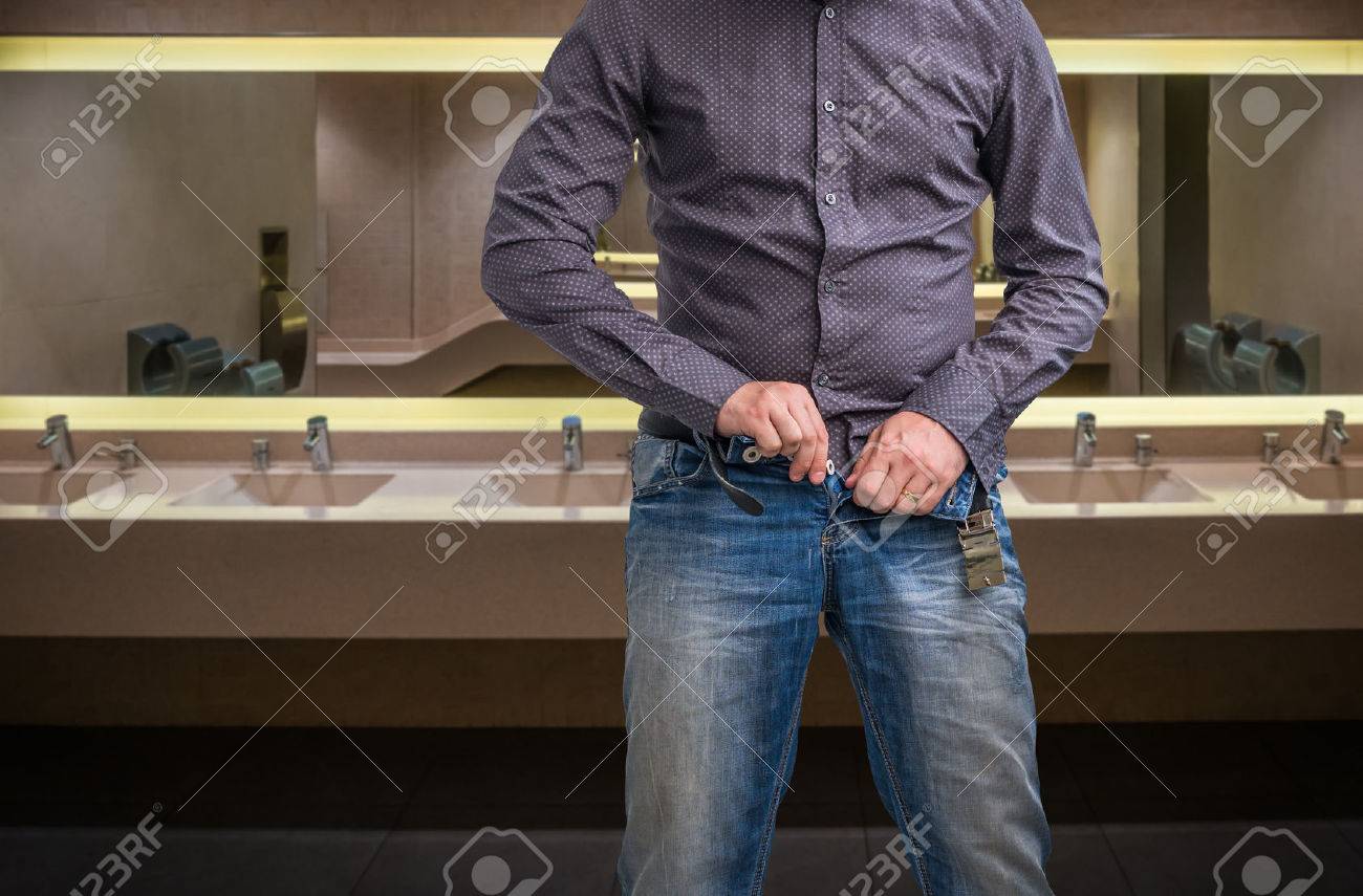 Après L'homme Son Dans Publiques Pantalon Fait Toilettes Les Avoir Pipi Sur Zippe EHIYD29W