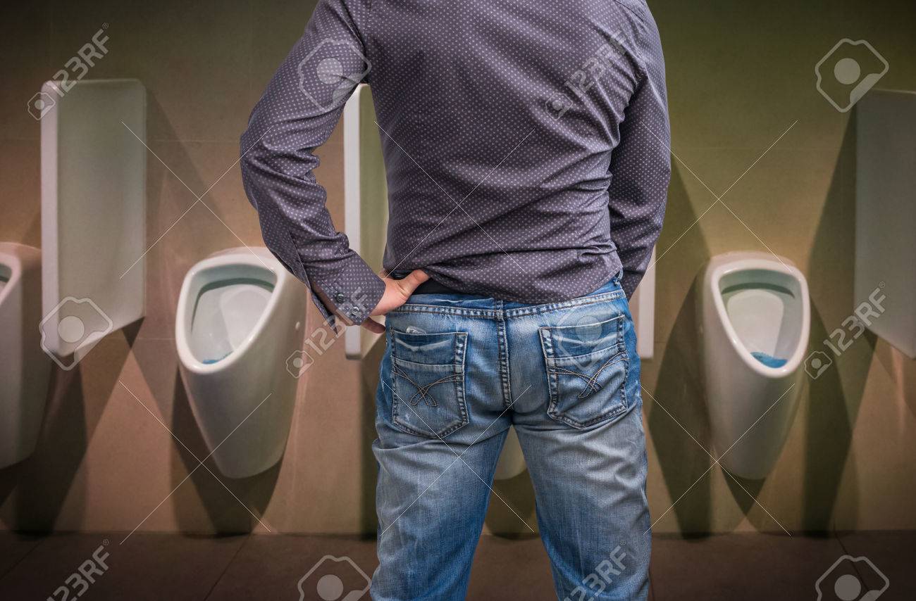トイレ　おしっこ gif 立っている男がトイレや尿失禁の概念で便器におしっこの写真素材・画像素材 Image 73526805