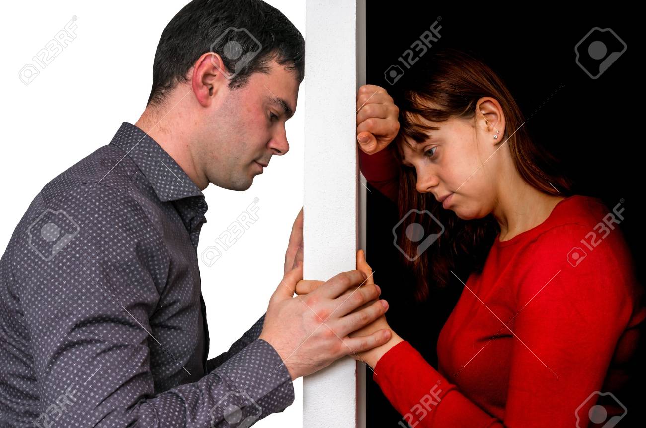 74517512-infeliz-pareja-discutiendo-y-no-entienden-entre-s%C3%AD-la-pared-abstracta-entre-ellos-y-las-dos-caras-de-o.jpg