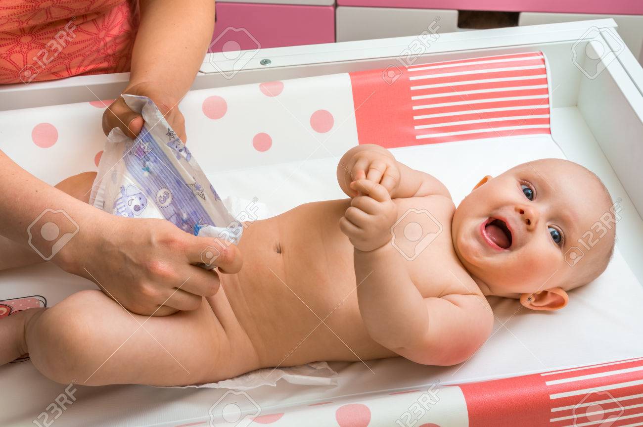 Mere Changer Couche Bebe Petite Fille Chambre Enfant Chez Soi Banque D Images Et Photos Libres De Droits Image