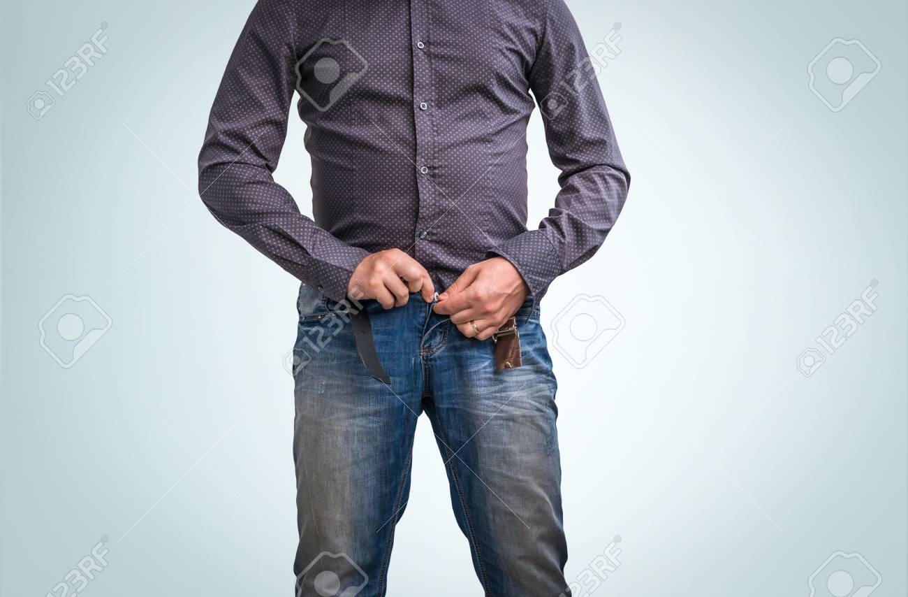 Hombre Cremallera De Sus Pantalones Después De Orinar En Fondo Fotos, Retratos, Imágenes Y Fotografía De Archivo Libres Derecho. 74521505.