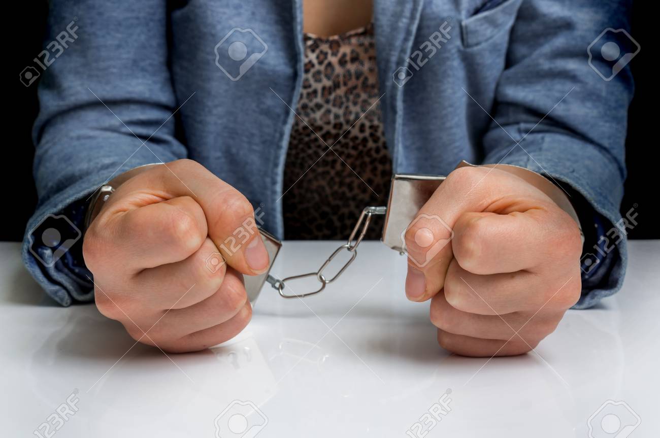 警察署で手錠をかけた女を逮捕 の写真素材 画像素材 Image