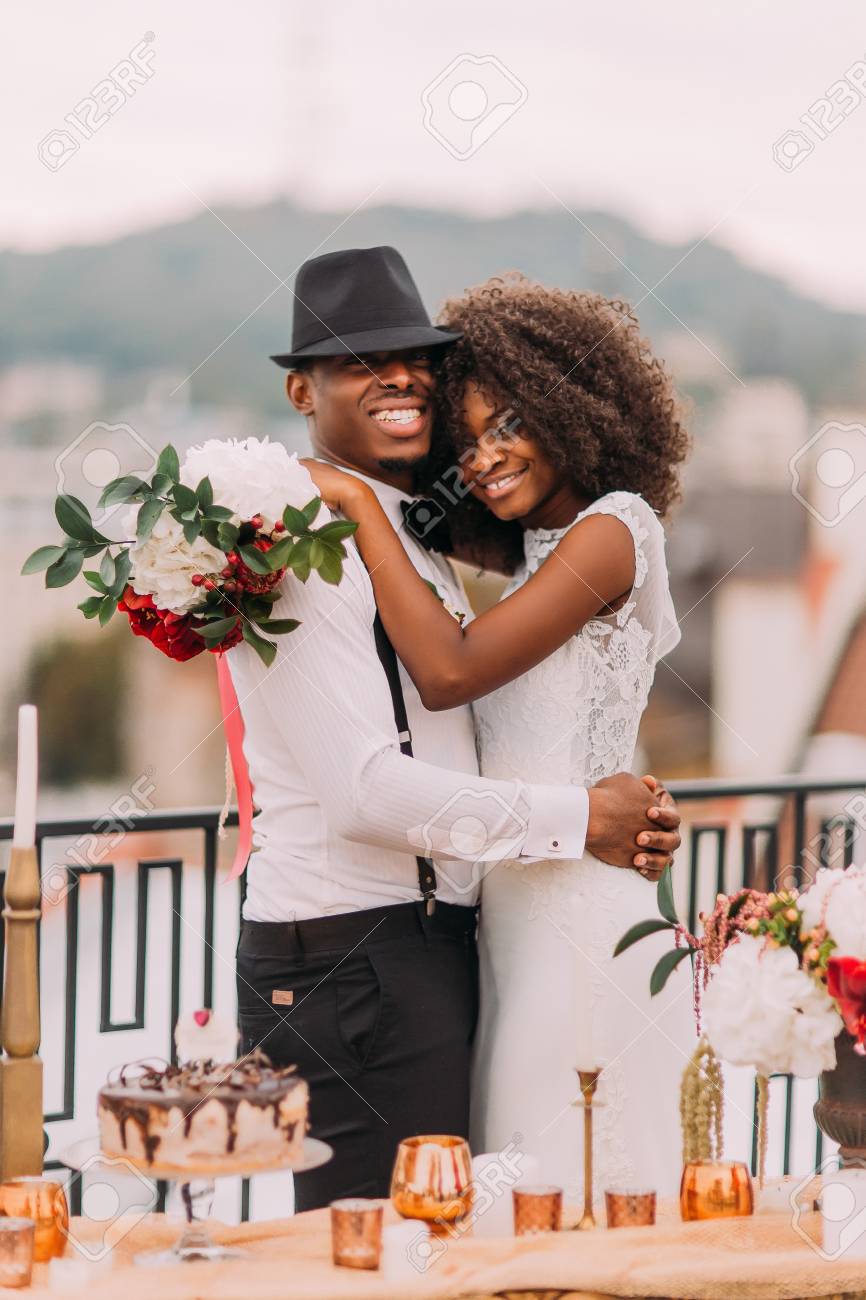 Novia Negra Feliz Y Novio Elegante Que Presentan Para La C mara En