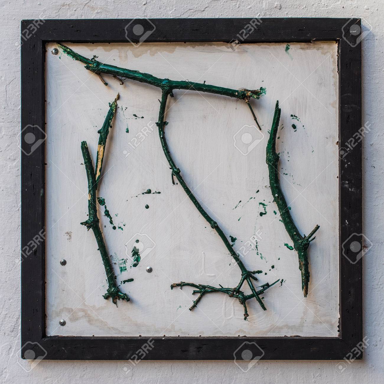 Ramas Secas Pequenas En El Marco Fondo De La Pared Blanca Arte