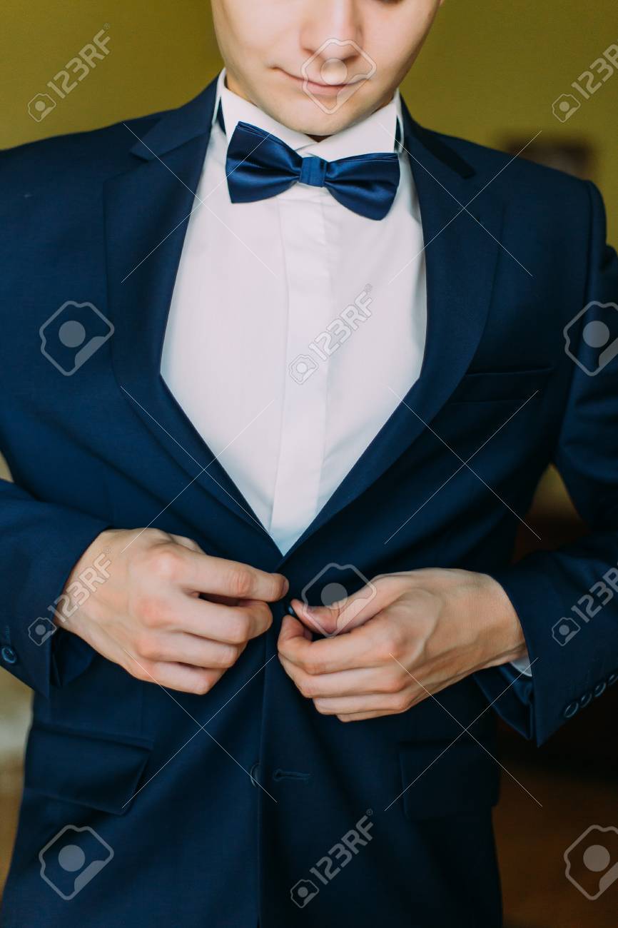 camisa blanca botones azules