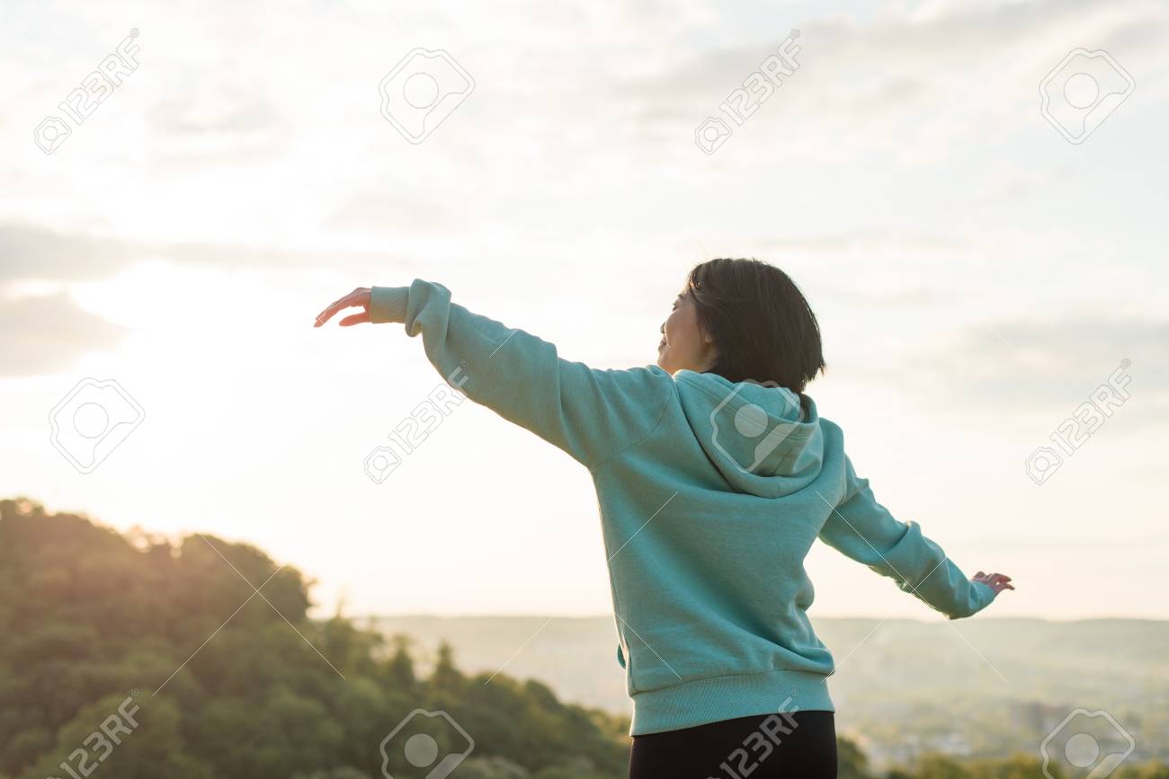 ストレッチ 青い空を背景に美しいアジア女性の後ろ姿 瞬間リラックスします の写真素材 画像素材 Image