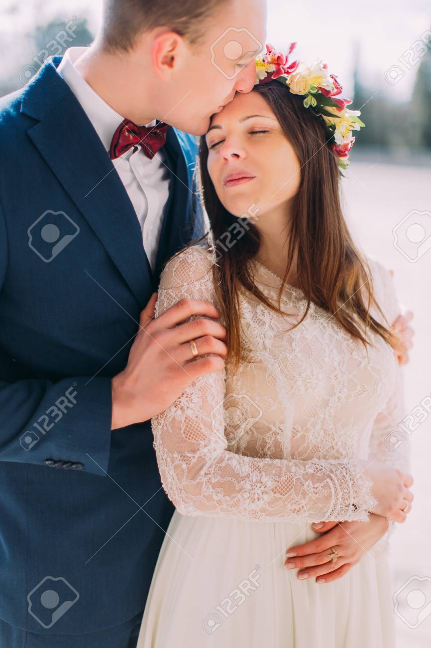 Retrato Ao Ar Livre Do Abraco Sensual Feliz Casal De Noivos O Noivo Consideravel Que Prende Sua Esposa Consideravelmente Nova E A Beija Na Testa Fotos Retratos Imagenes Y Fotografia De Archivo
