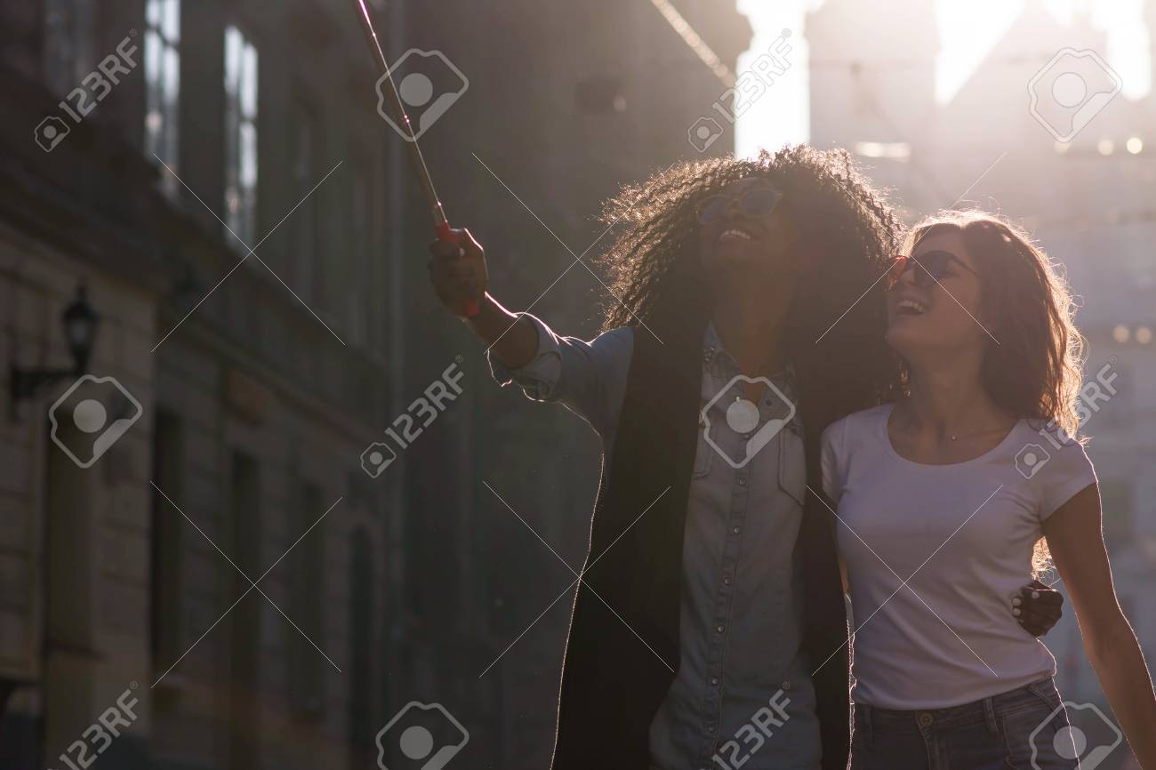 Baise une fille aux cheveux bouclés noirs Baise une fille aux cheveux bouclés noirs