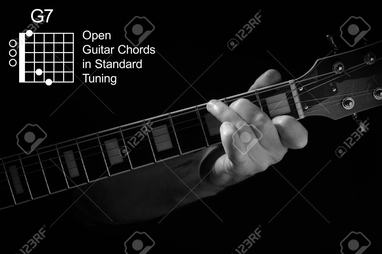 Standard Tuning 기타 튜토리얼 시리즈에서 기타 코드를 엽니다. 검은 배경에 기타에 G7 코드를 연주하는 손의 근접 촬영.  흑백 사진입니다. 로열티 무료 사진, 그림, 이미지 그리고 스톡포토그래피. Image 135052394