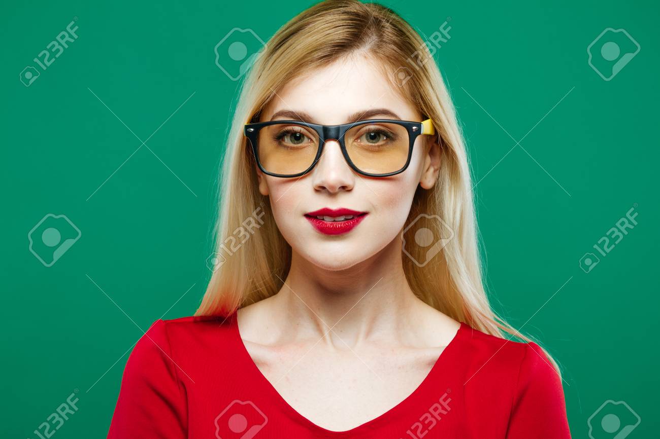 緑の背景に眼鏡を着用の女の子の肖像画 赤の官能的な唇とスタジオには長い髪を持つ若い女性 の写真素材 画像素材 Image 緑の背景に眼鏡を着用の女の子の肖像画 赤の官能的な唇とスタジオには長い髪を持つ若い女性 の写真素材 画像素材 Image