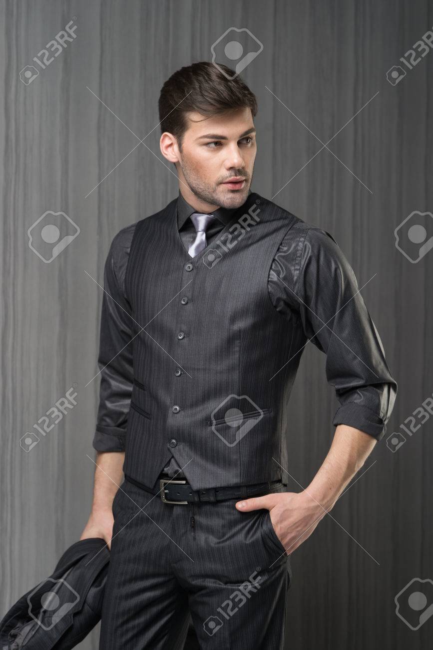 chaleco negro con camisa