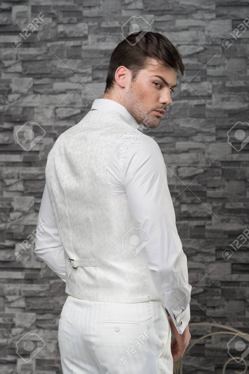 Modelo De Hombre En Chaleco Blanco, Pantalón, Camisa Y Modelo De Hombre En Chaleco Blanco, Pantalón, Camisa Y