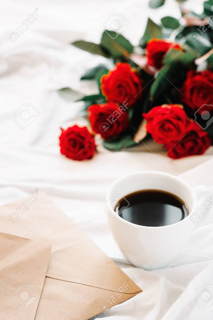 Immagini Stock Tazza Di Caffe E Un Mazzo Di Rose Rosse Busta Image 73206803