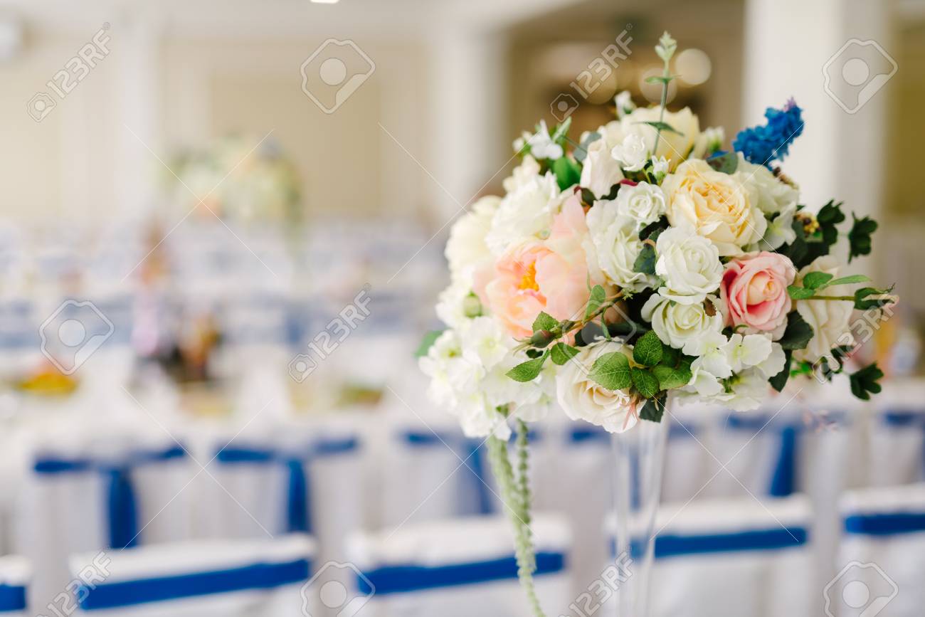 Tabelleneinstellung Fur Eine Hochzeit Oder Abendessen Mit Blumen In Vase Aus Glas Lizenzfreie Fotos Bilder Und Stock Fotografie Image 74049512