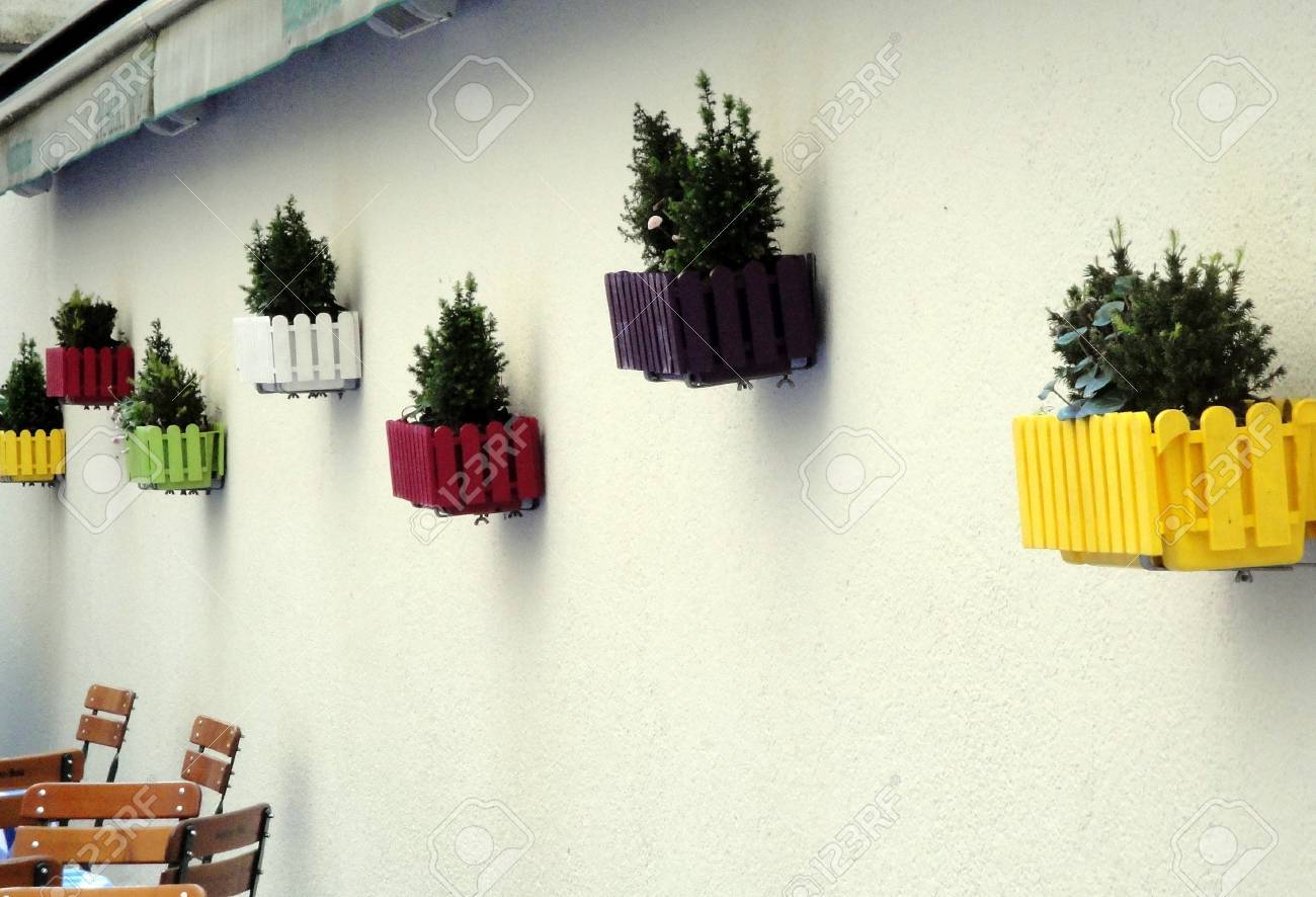Blumenkästen Auf Einer Weißen Wand Lizenzfreie Fotos, Bilder Und ... Blumenkästen Auf Einer Weißen Wand Lizenzfreie Fotos, Bilder Und ...