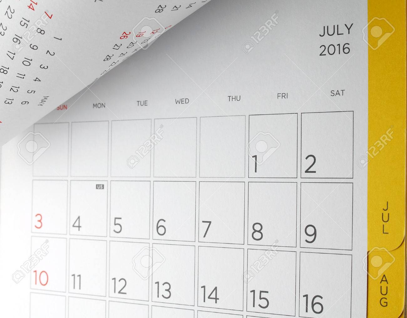 曜日と日付が 16 年 7 月 頭字語の手紙米国で七月四日 アメリカ独立記念日の記号と卓上カレンダーはカレンダー ページをめくる の写真素材 画像素材 Image