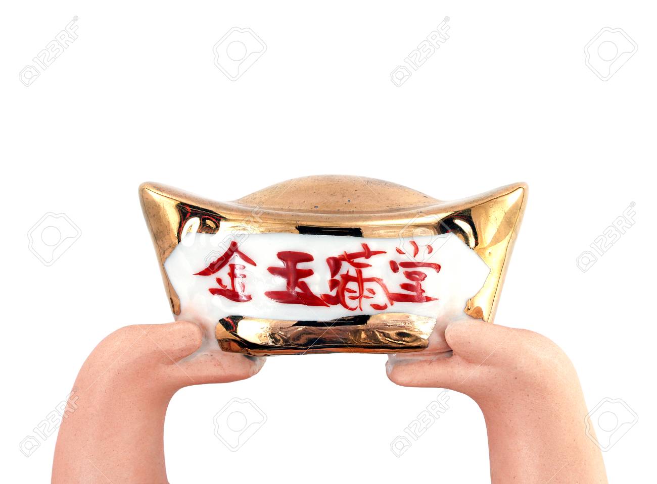 石膏人形の手は 白い背景に隔離されたアンティーク中国の金のインゴットを上げ 漢字は 金と玉が家を満たした または 偉大な富の家族 を意味します 中国 の旧正月に縁起の良い贈り物 の写真素材 画像素材 Image